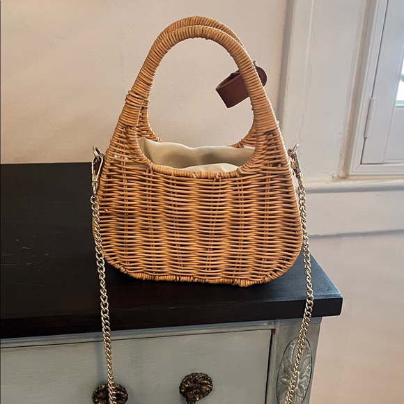 Chic Tan Woven Handbag with Chain Strap - Picture 2 of 4